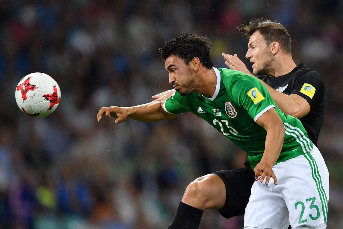 Tommy Smith y Oswaldo Alanis disputan el balón durante el partido que ganó México 2-1 a Nueva Zelanda.