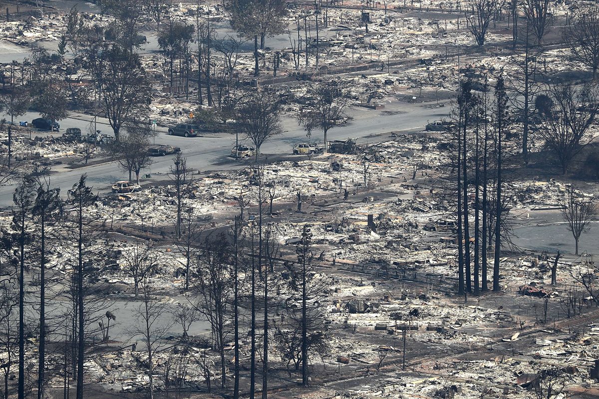 Los bomberos aun combaten 22 incendios en el norte de California.