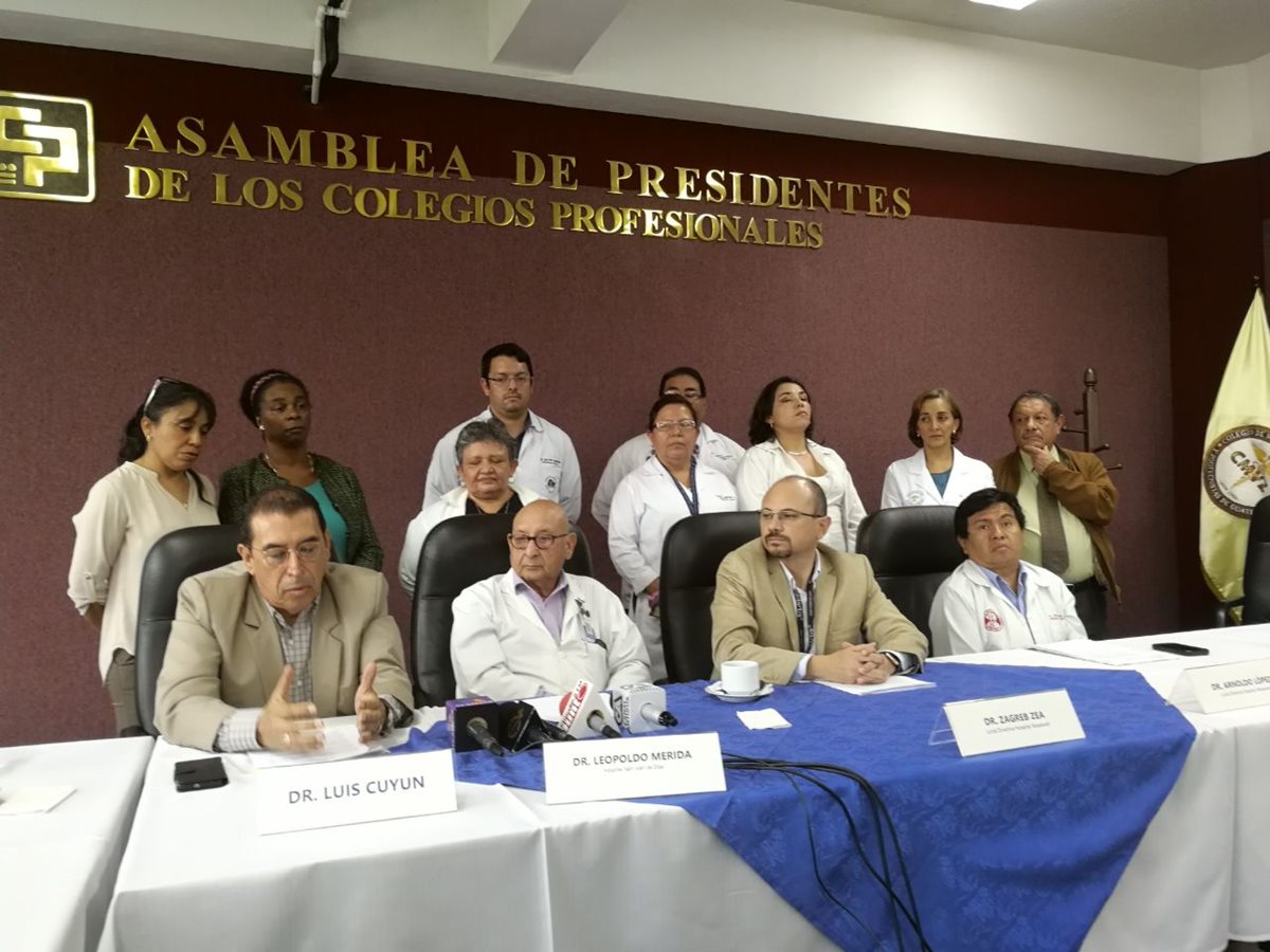 Los profesionales de la salud que trabajan en el sector público buscan un reajuste salarial (Foto Prensa Libre: Geldi Muñoz).