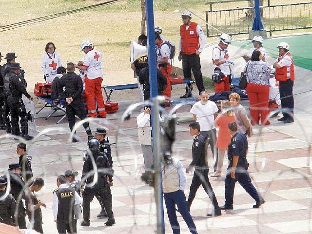 Varias instituciones de socorro y gubernamentales llegaron al lugar de la tragedia cuando la situación se había salido de control. (Foto Prensa Libre: HemerotecaPL)