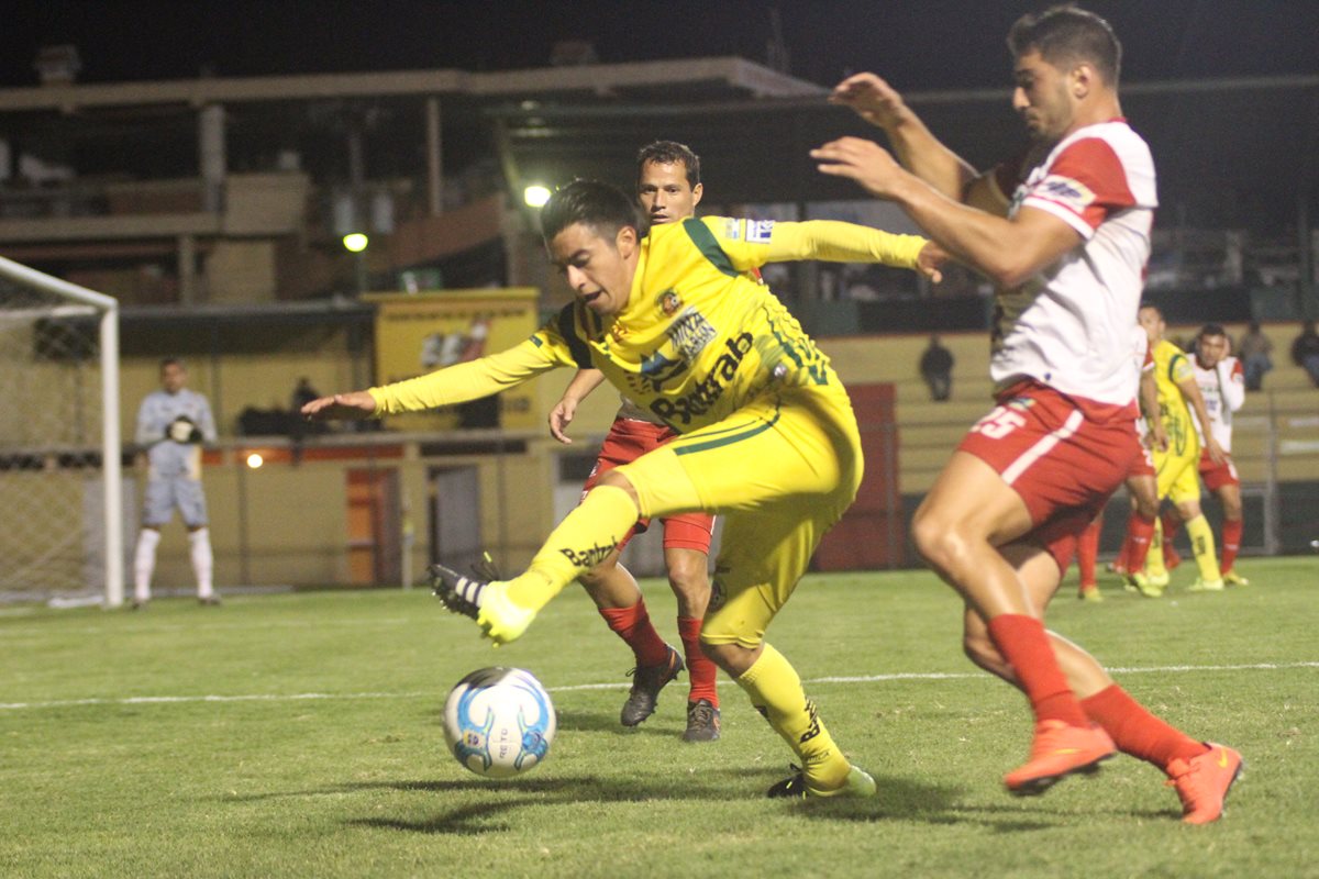 Acción durante el partido disputado en San Marcos. (Foto Prensa Libre: Aroldo Marroquín)