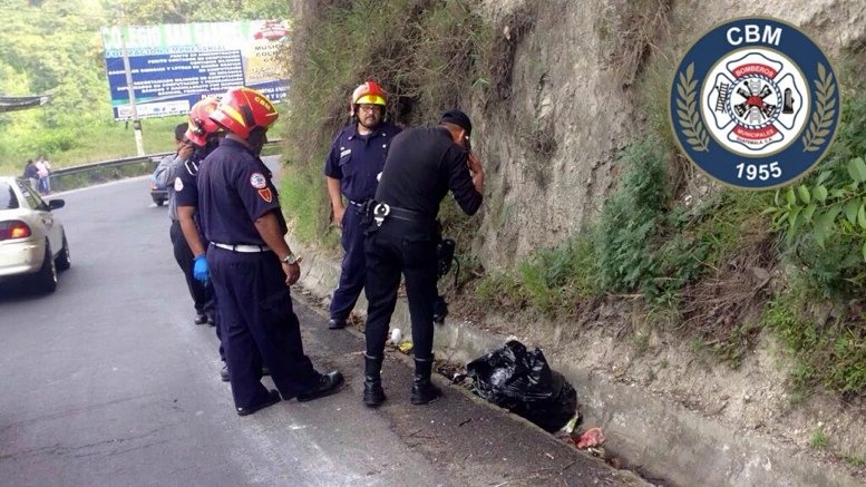 Los bomberos acudieron a inspeccionar bolsas negras en las que encontraron el cuerpo de la víctima. (Foto Prensa Libre: Hemeroteca PL)