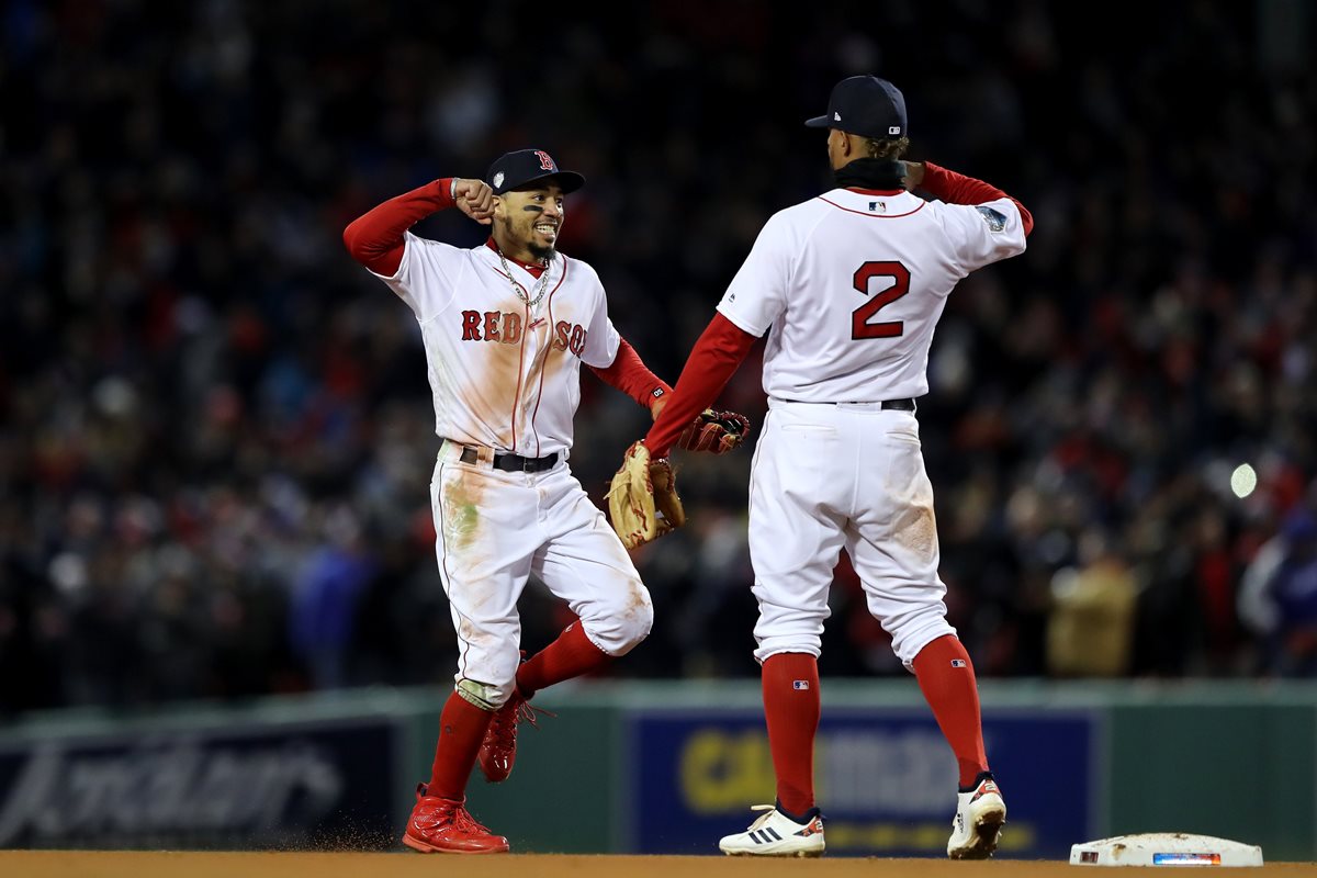 Mookie Betts #50 y Xander Bogaerts #2, festejan en la victoria de Boston. (Foto Prensa Libre: AFP)