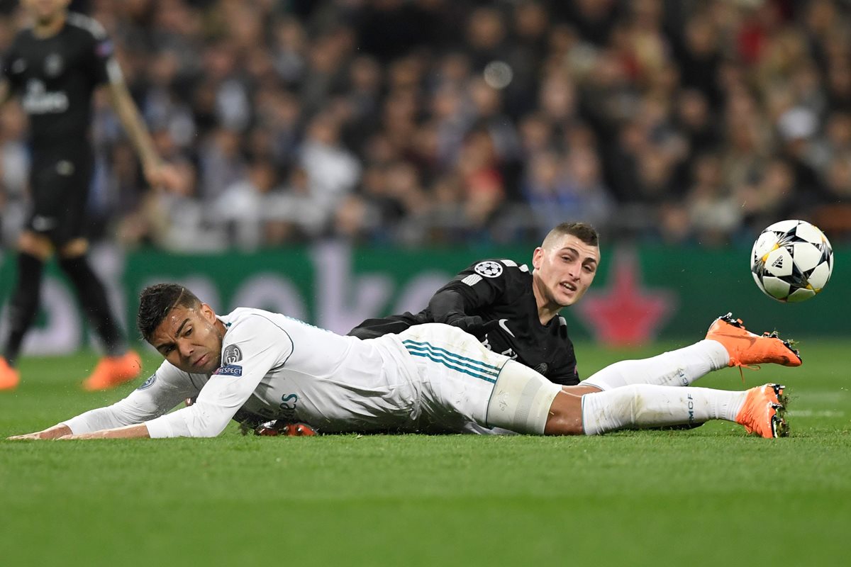 Casemiro y Marco Verratti caen al suelo en una acción del primer tiempo.