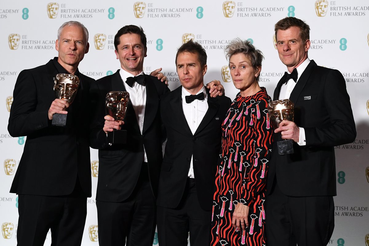 El cineasta Martin McDonagh, el produtor Peter Czernin, el actor Sam Rockwell, la actriz Frances McDormand y el productor Graham Broadbent, de la cinta "Three Billboards Outside Ebbing, Missouri", gran ganadora de los Bafta (Foto Prensa Libre: EFE).