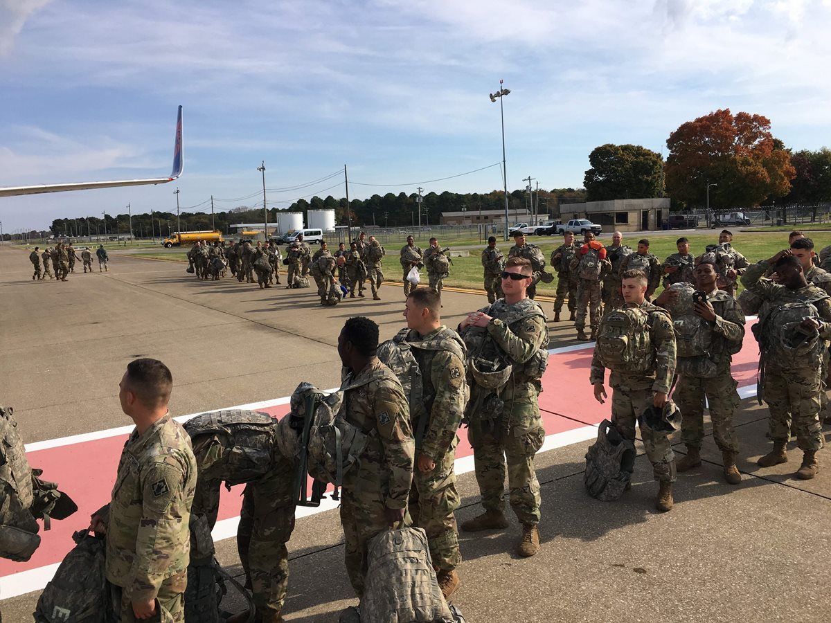 Soldados se preparan para ir a las fronteras, en Fort Campbell, Kentucky. (Foto Prensa Libre: AFP)