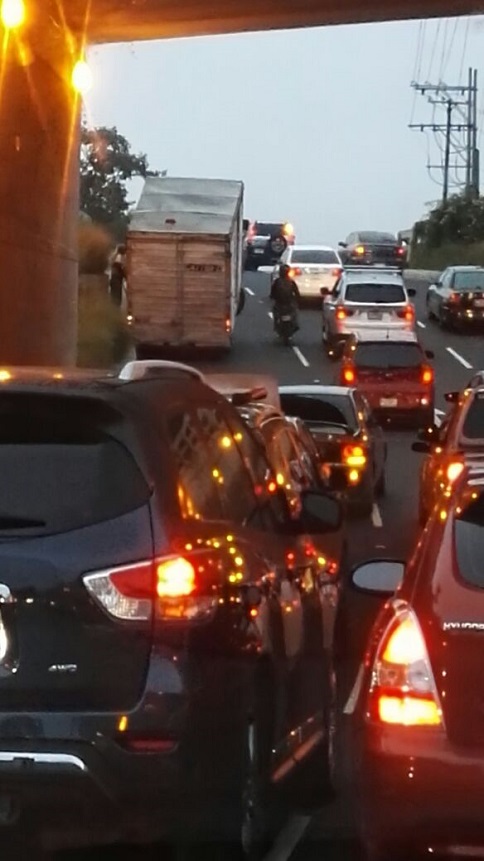 Camión con sobrecarga queda con las llantas delanteras en el aire, en el viaducto de El Naranjo. (Foto Prensa Libre: Roni Pocón)