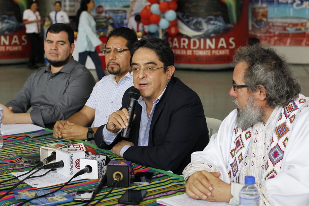 El Procurador de los Derechos Humanos, Jordán Rodas, durante su discurso en el Festival de la Hermandad y la Paz en el Día del Migrante. (Foto Prensa Libre: Paulo Raquec)