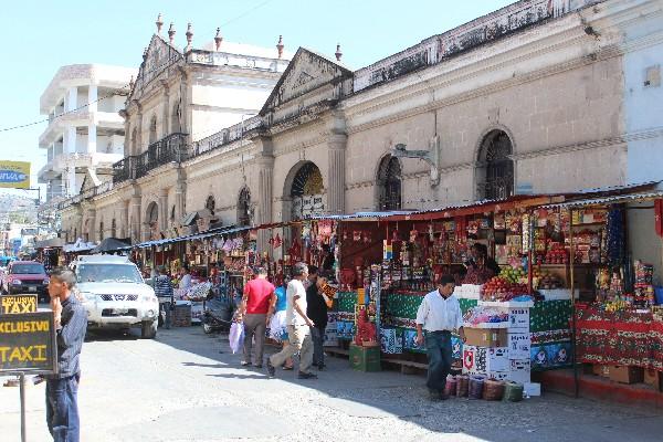 Comerciantes ubicados en la calle de la Catedral, en la cabecera de Huehuetenango.