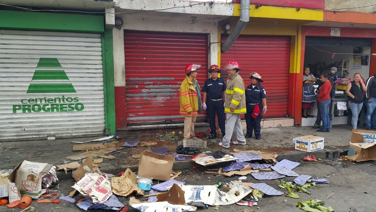 Así lucía la banqueta frente al local después de la explosión (Foto Prensa Libre cortesía Bomberos Municipales)