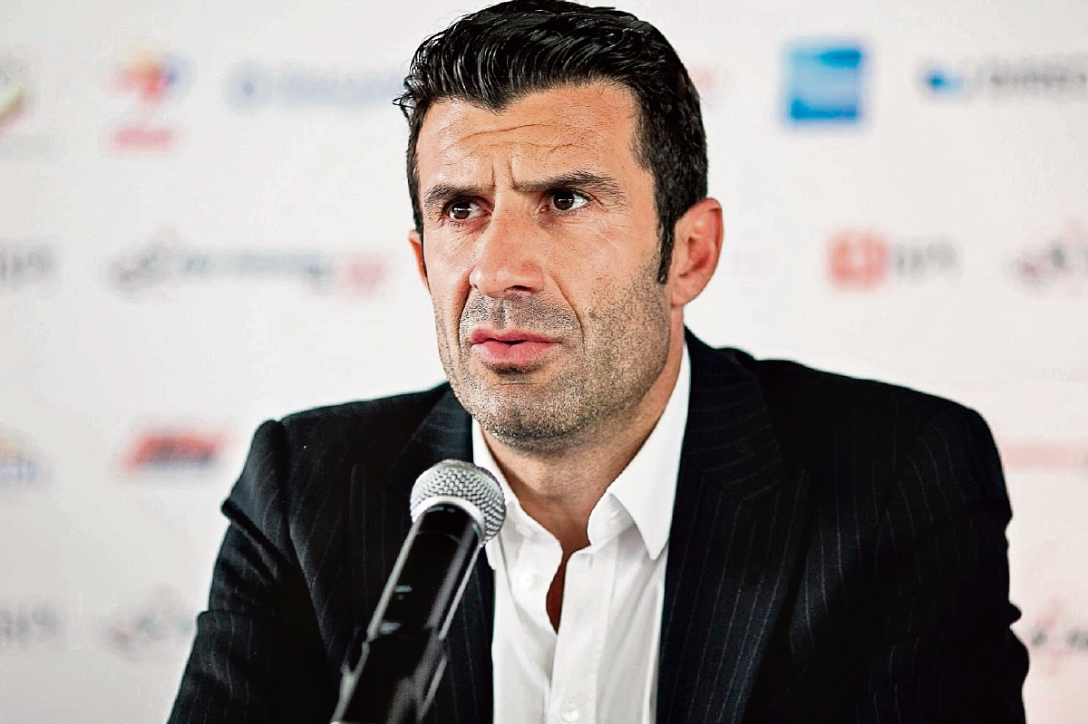 Luis Figo confía en que presidirá la Fifa. (Foto Prensa Libre: EFE).