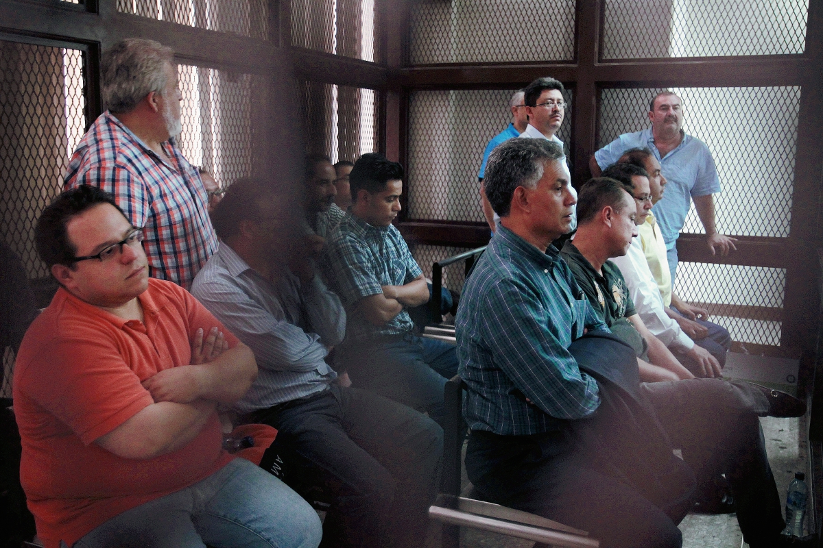 Integrantes de la red La Línea QUE OPERABA EN LA SAT, DURANTE UNA AUDIENCIA EN TRIBUNALES. (FOTO PRENSA LIBRE: HEMEROTECA).