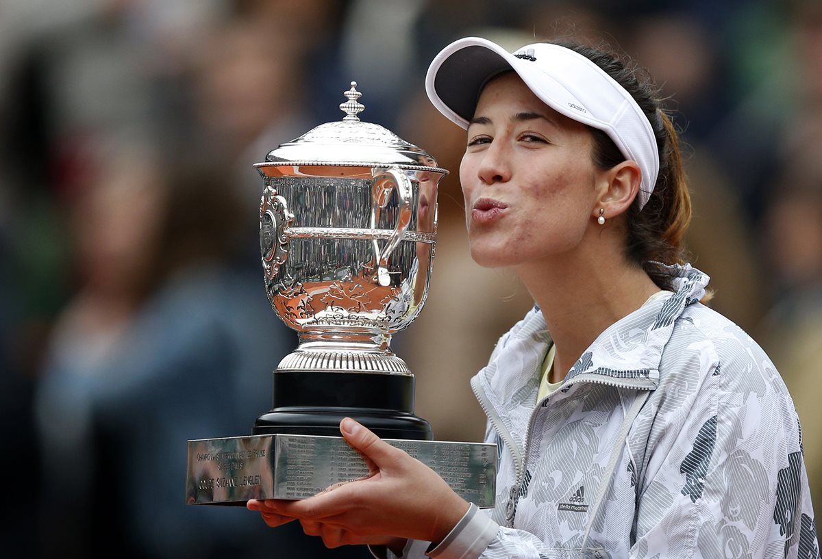 Muguruza no desaprovechó la oportunidad para entrar en la historia del tenis español y mundial. (Foto Prensa Libre: AP)