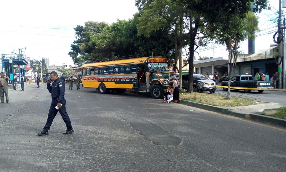 Los Bomberos Municipales ingresan a la emergencia del Hospital Roosevelt a uno de los dos heridos de bala por ataque armado en San Miguel Petapa. (Foto Prensa Libre: Bomberos Municipales)