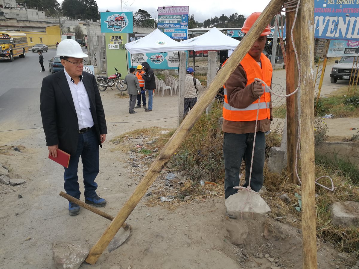 Colocan la primera piedra para construir el Puente Los Batanes, ubicado entre las zonas 2 y 6 de Xela. (Foto Prensa Libre: Fred Rivera)