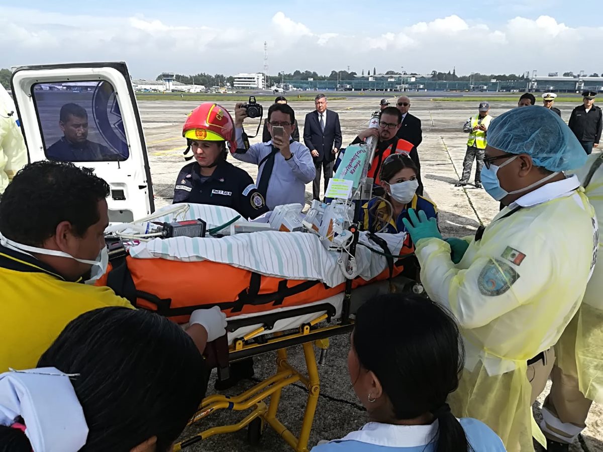 Un paciente en estado crítico es trasladado a México para ser atendido en un hospital especializado en quemaduras. (Foto Prensa Libre: Ministerio de Salud)