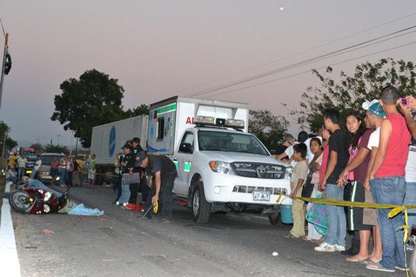 Curiosos observan el procedimiento de las autoridades en torno al lugar donde yace Ascencio Hernández. (Foto Prensa Libre: Erick de la Cruz)<br _mce_bogus="1"/>