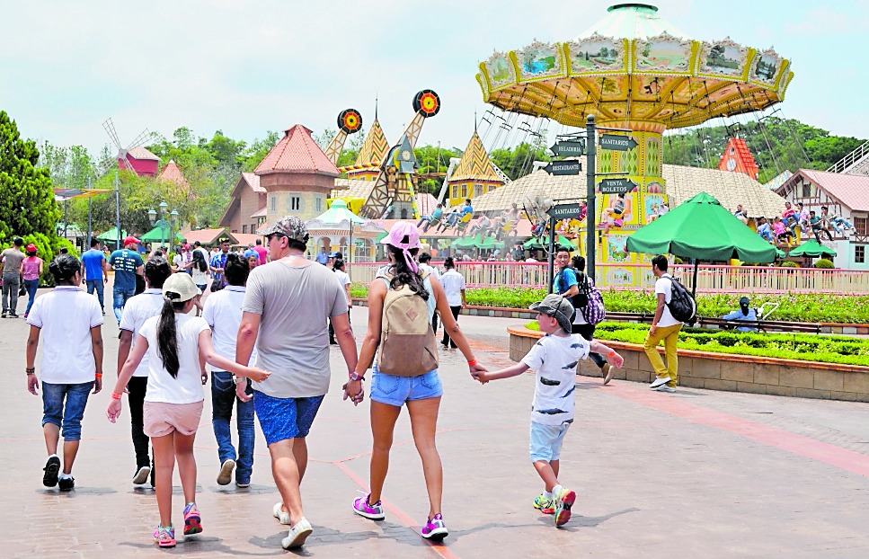 La mayoría de familias aprovechan los descansos para salir de paseo a centros recreativos. (Foto Prensa Libre: Hemeroteca)