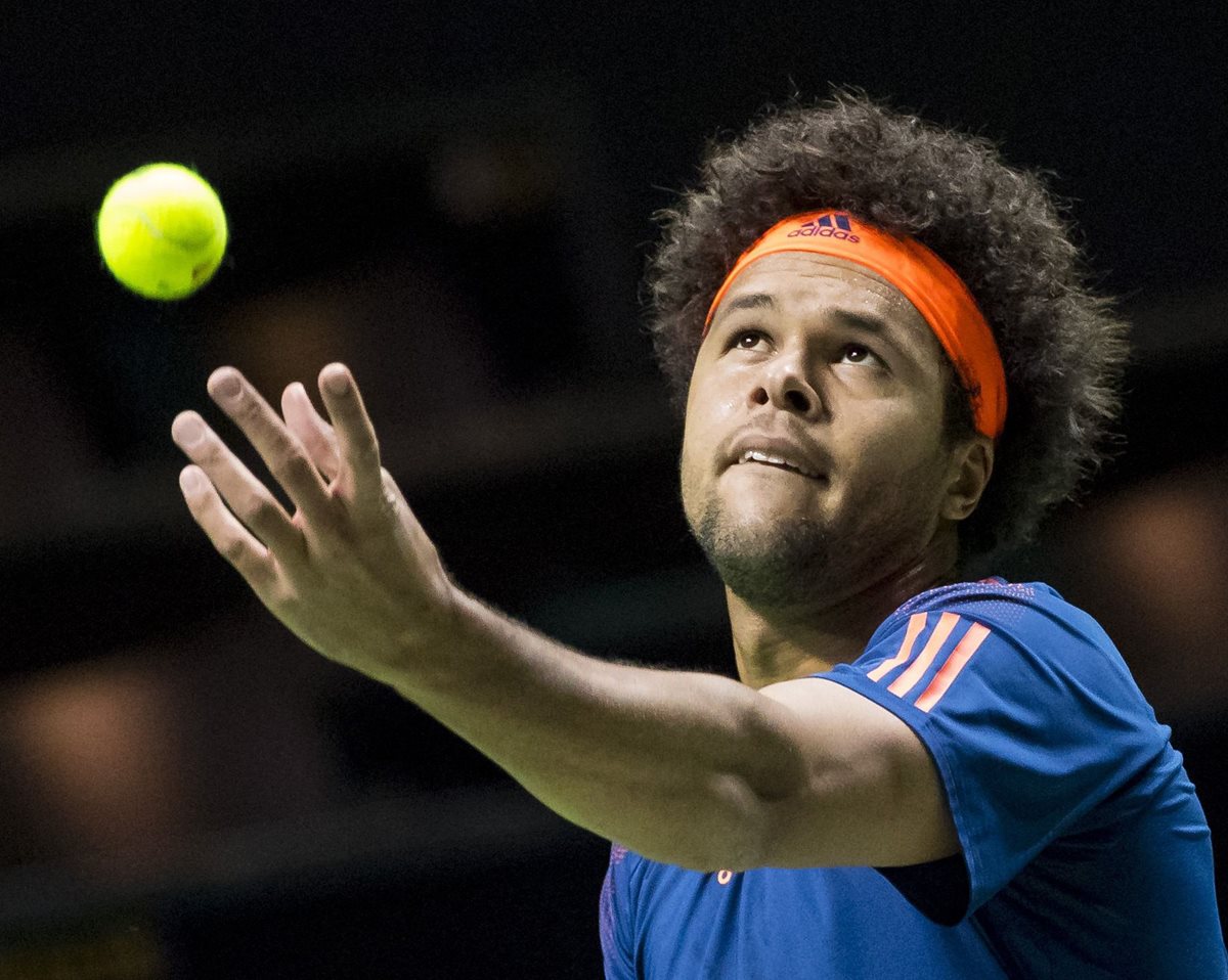 Tsonga en plena acción, en el torneo que se disputa en Holanda. (Foto Prensa Libre: AFP)