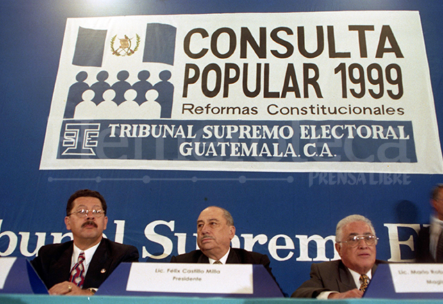 Magistrados del Tribunal Supremo Electoral convocan a la consulta, el 1 de marzo de 1999. (Foto: Hemeroteca PL)