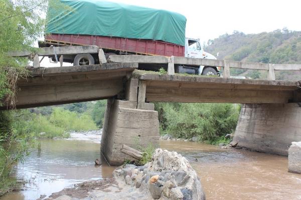 El eventual colapso del puente El Arado, de Casillas, dejaría  incomunicadas a seis comunidades. (Foto Prensa Libre: Oswaldo Cardona)