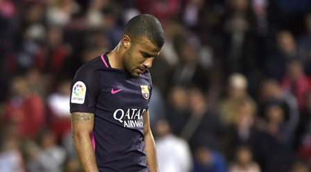 Rafinha, centrocampista del Barcelona sufrió una lesión durante el partido contra el Granada. (Foto PRensa Libre: EFE).