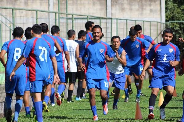 Enrique Miranda, al centro, es uno de los jugadores que podría hacerle daño a los rojos el próximo domingo. (Foto Prensa Libre: Julio Vargas)