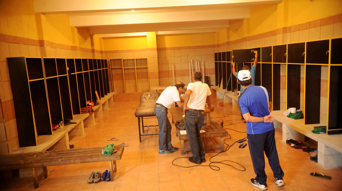 Los camerinos del estadio Julio Armando Cóbar, de San Miguel Petapa, son remodelados. (Foto Prensa Libre: Edwin Fajardo)