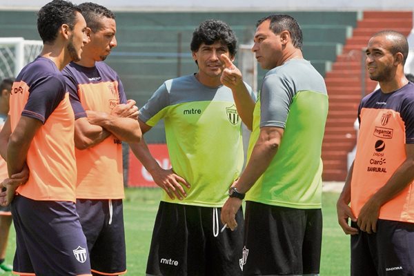 El entrenador de Antigua GFC, Mauricio Tapia, afirmó que su equipo jugará la serie de semifinales con la "firme convicción" de entregarse al máximo para alcanzar la final. La posesión de pelota y concentración será la clave, según el argentino. (Foto Prensa Libre: Óscar Felipe Q.)