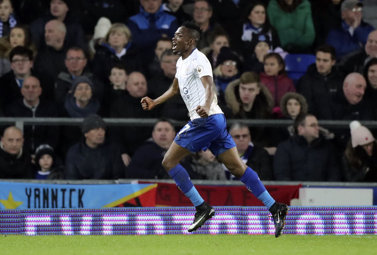 Ahmed Musa celebra luego de marcar un gol frente al Everton. (Foto Prensa Libre: AP)