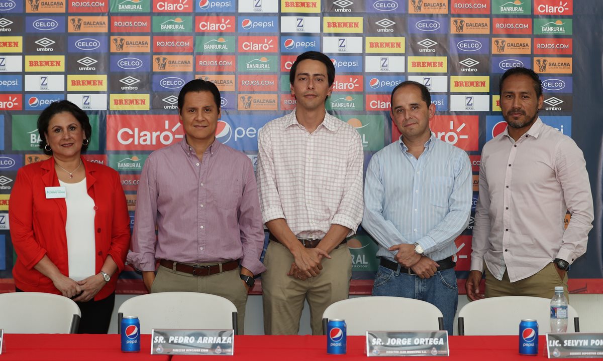 Directivos de Municipal y representantes de la Academia de los escarlatas en Villa Nueva posan en la presentación de la franquicia del club rojo. (Foto Prensa Libre: Jorge Ovalle)