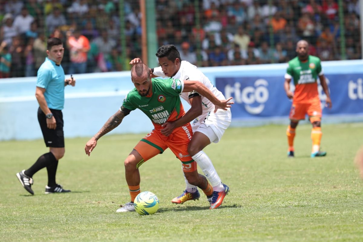 Pablo Mingorance domina el balón ante la marca de Óscar Mejía. (Foto Prensa Libre: Francisco Sánchez)