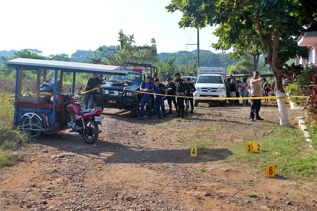 Agentes policiales resguardan escena del crimen donde fue ultimada una mujer, en Pajapita, San Marcos. (Foto Prensa Libre: Alexánder Coyoy)