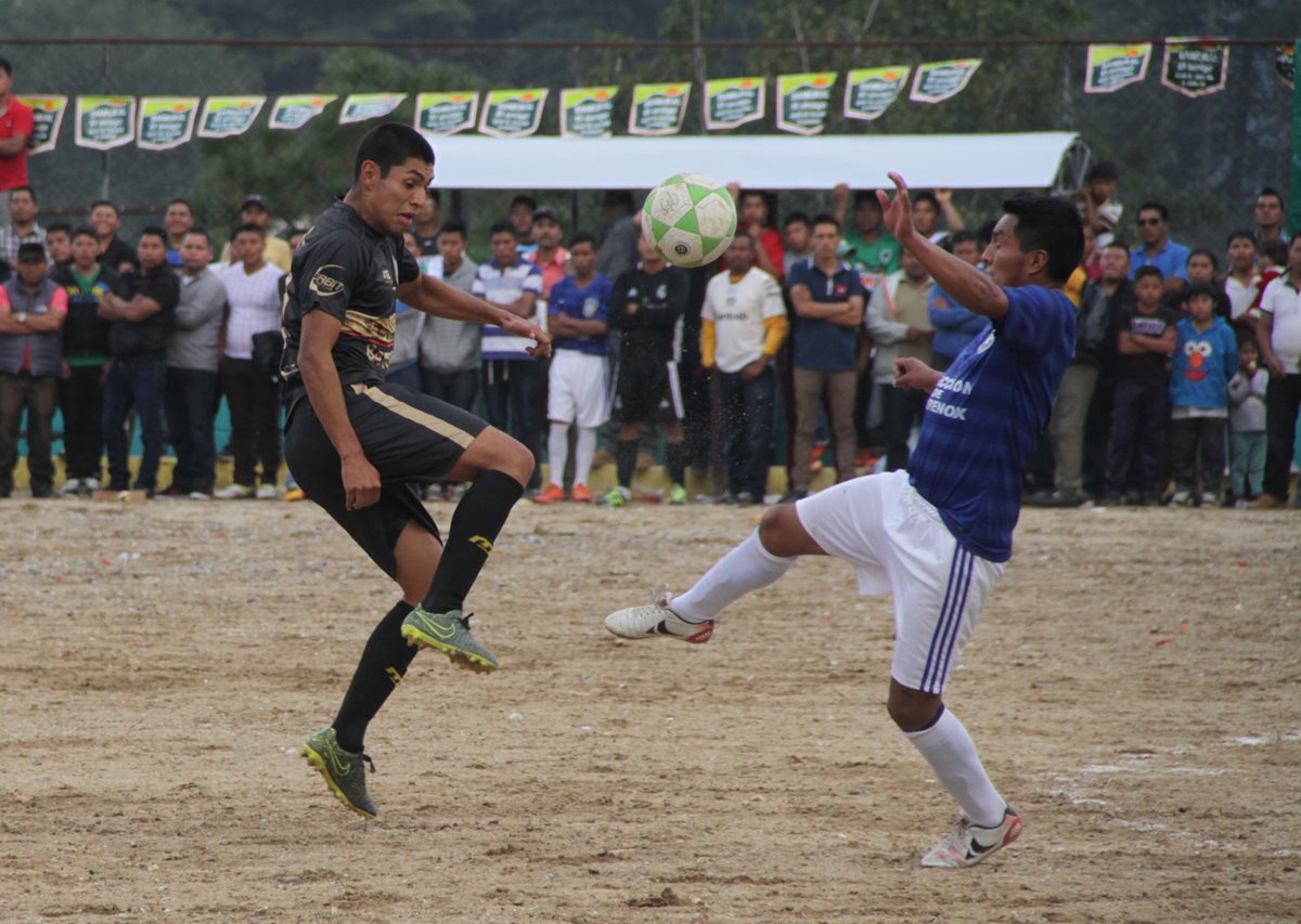 José Longo (izquierda) anotó el gol del triunfo escarlata. (Foto Prensa Libre: Cortesía Municipal).