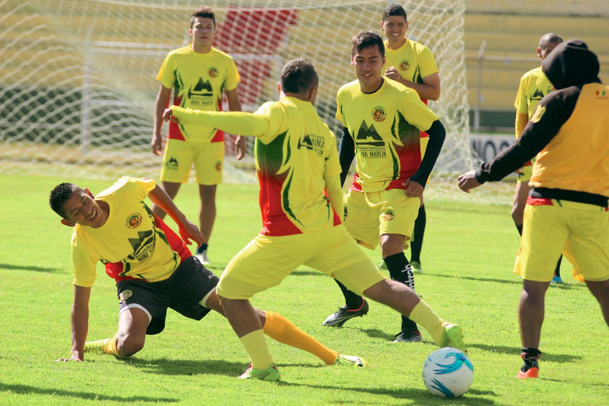 Durante el entrenamiento los jugadores de Marquense llevaron a cabo futbol en espacio reducido. (Foto Prensa Libre: Aroldo Marroquín)