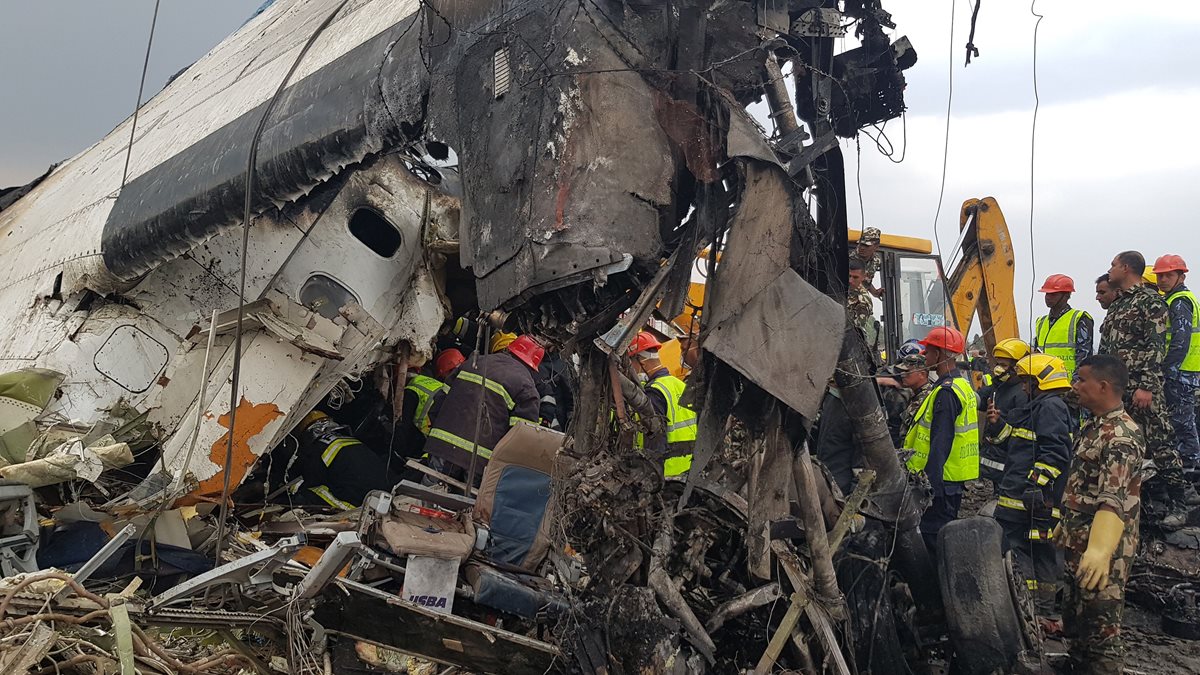 Socorristas continúan en busca de sobrevivientes. (Foto Prensa Libre: AFP)