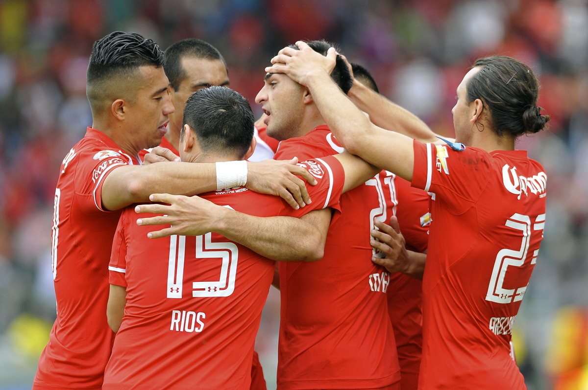 Enrique Triverio de Toluca es felicitado por sus compañeros tras anotar contra Monterrey el fin de semana. (Foto Prensa Libre: AFP)