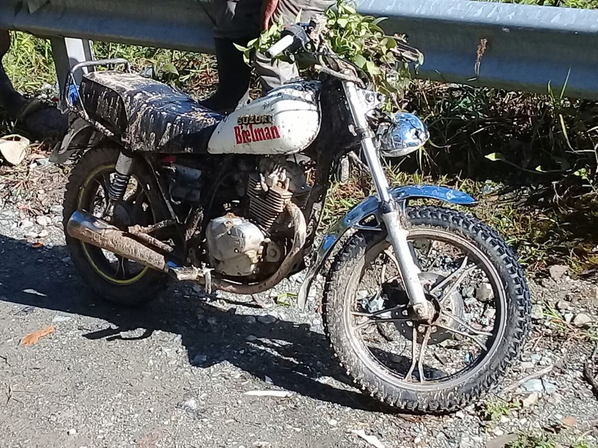 Una motocicleta en la que viajaba un hombre fue afectada por el derrumbe en Chajul, Quiché. (Foto Prensa Libre: Héctor Cordero)