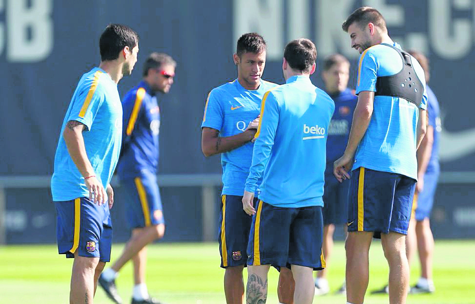 Jugadores del Barcelona regresaron a los entrenamientos tras disfrutar del descanso de Navidad. (Foto Prensa Libre: EFE).