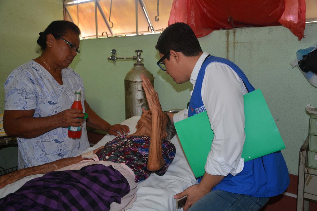 Una mujer es auxiliada en Gualán, Zacapa, luego de haber sido rescatada por personal de la PDH. (Foto Prensa Libre: Julio C. Vargas)