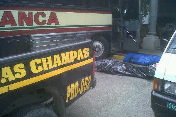 Fredy Ángel López Martínez es la víctima del asalto al bus de los Transportes Monja Blanca. (Foto Prensa Libre: Carlos Grave)<br _mce_bogus="1"/>