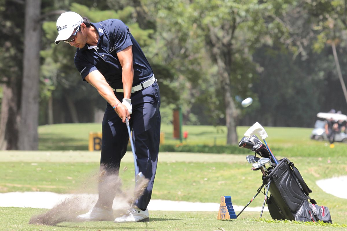 Daniel Gutner sostiene la copa que lo acredita como el mejor gros de la quinta edición del Mayan Open, torneo de golf. (Foto Prensa Libre: Norvin Mendoza)