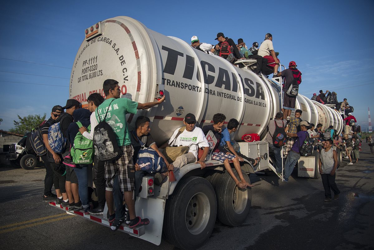 Integrantes de la caravana de migrantes centroamericanos se preparan para su salida desde Tepatepec hacia la localidad de Niltepec, en el estado de Oaxaca, México. (Foto Prensa Libre: EFE)