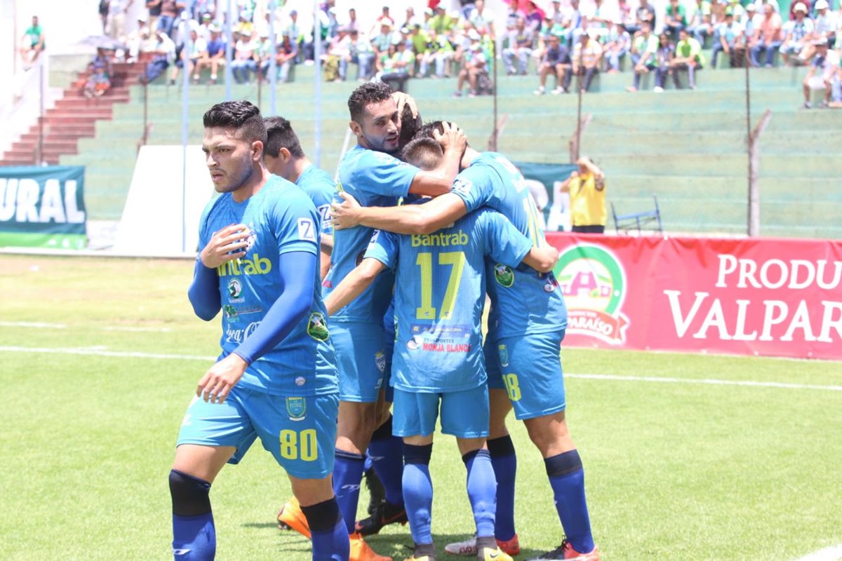 Los jugadores de Cobán Imperial festejan la anotación de Ignacio Flores, el primero de los visitantes. (Foto Prensa Libre: Renato Melgar)