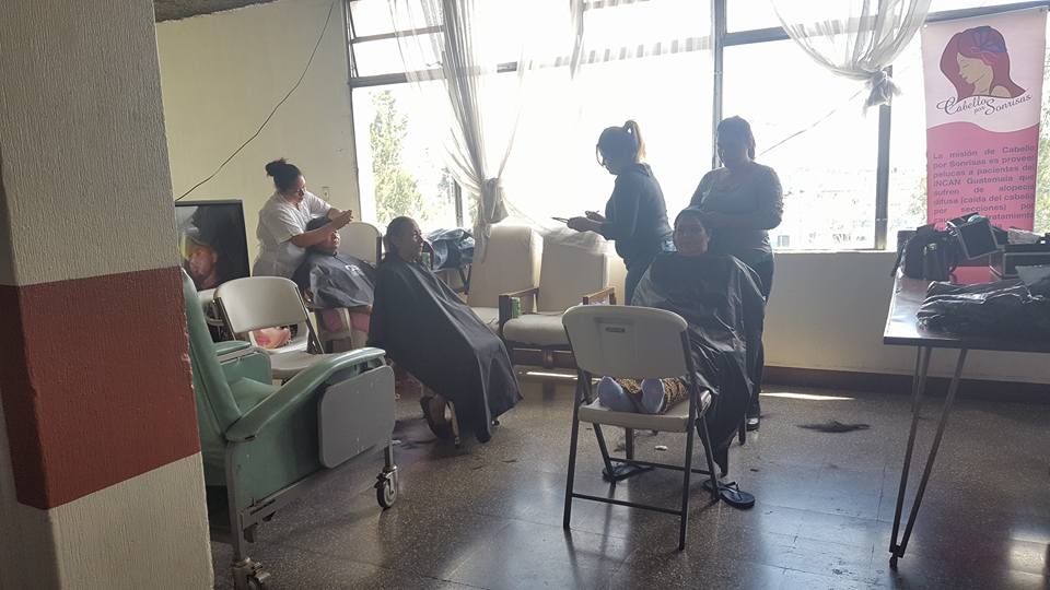 Cabello por Sonrisas dona pelucas a mujeres pacientes de cáncer (Foto Prensa Libre: Facebook / Cabello por Sonrisas).