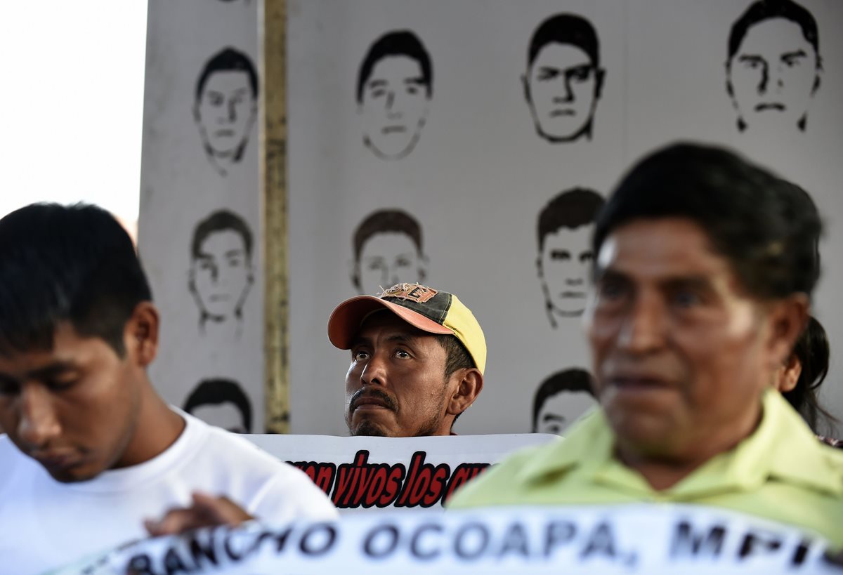 Padres de los estudiantes desaparecidos ayunarán durante 43 horas. (Foto Prensa Libre: AFP).