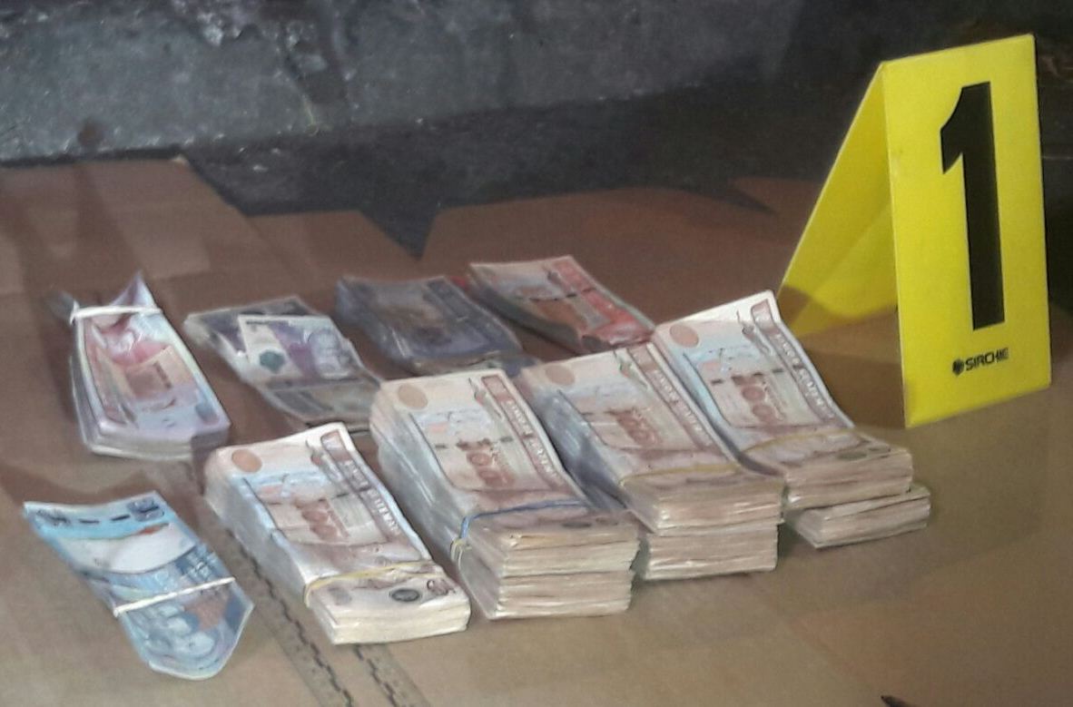 Detenidas por llevar unos Q75 mil en efectivo. (Foto Prensa Libre: PNC)