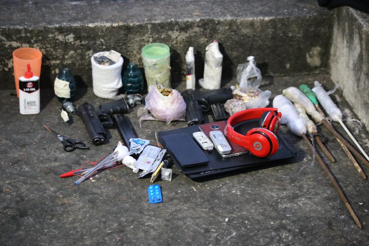 Parte de los ilícitos localizados por autoridades este martes en el Preventivo de la zona 18. (Foto Prensa Libre: PNC)