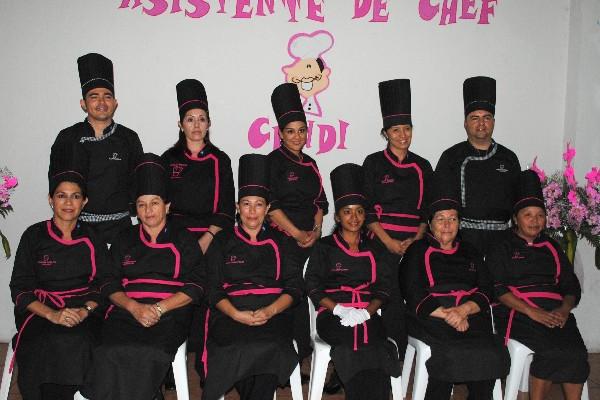 Los nuevos  chefs, durante la graduación.