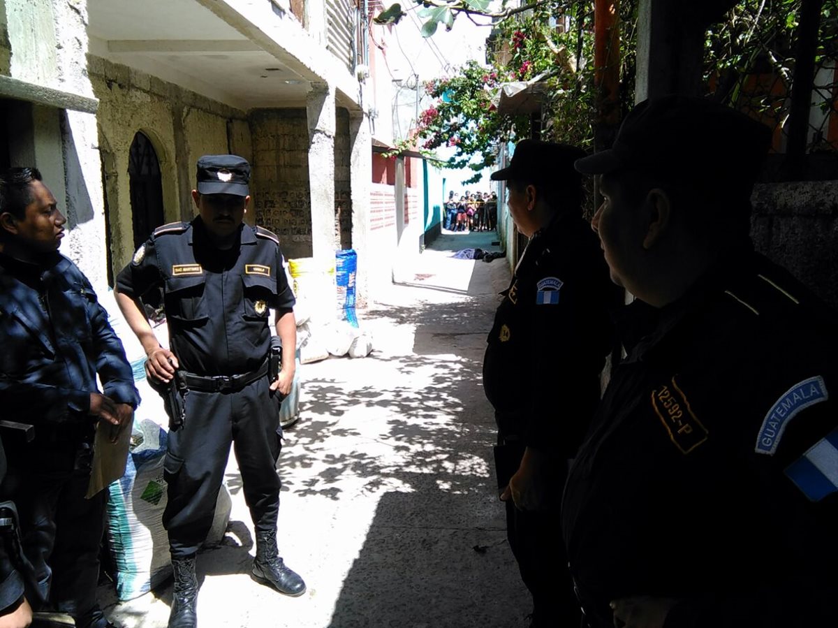 La policía resguarda el lugar donde quedó muerta la joven mujer, en la zona 7. (Foto Prensa Libre: Estuardo Paredes)